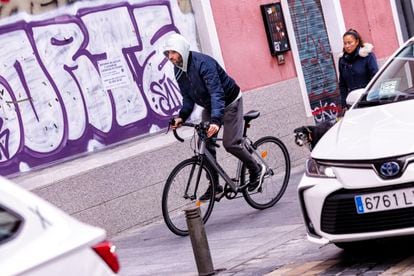 Un ciclista circula por la acera en una calle del centro de Madrid.
