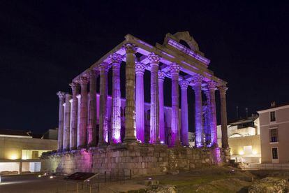 El Temple de Diana, a Mèrida, es mantindrà il·luminat de color lila durant tota la setmana amb motiu del Dia Internacional contra la Violència Masclista.