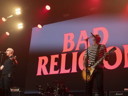 El cantante Greg Graffin y el guitarrista Brett Gurewitz, de la banda estadounidense Bad Religion, durante el concierto en la segunda jornada del festival Primavera Sound.