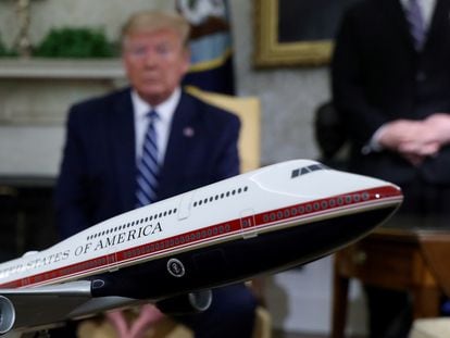 El entonces presidente de Estados Unidos, Donald Trump, en una imagen de 2019 en el Despacho Oval de la Casa Blanca, ante una maqueta del futuro Air Force One.