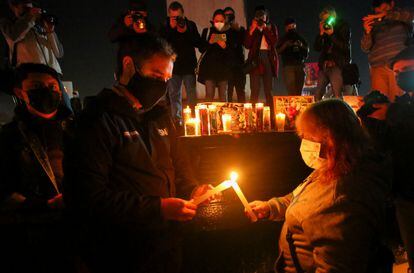 Periodistas participan en una velada en memoria del fotoperiodista Margarito Martinez, el 21 de enero de 2022 en Tijuana, México. 