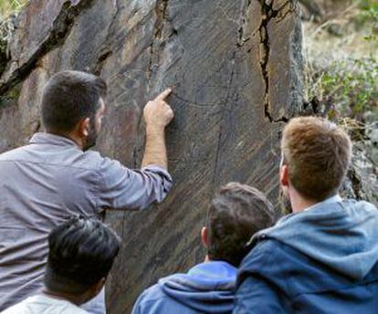 Un arqueólogo explica los petroglifos del valle de Côa, en Portugal.