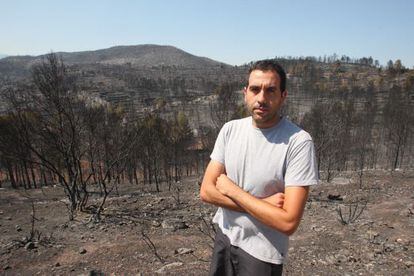 El alcalde de Biure, Albert Camps, muestra el paisaje de su municipio, devastado por el incendio del Alt Empord&agrave;.