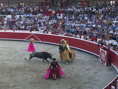 El sexto toro de La Quinta acude al caballo.