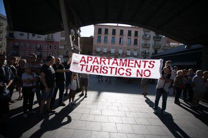 Una concentración de vecinos en la Barceloneta contra los apartamentos turísticos.