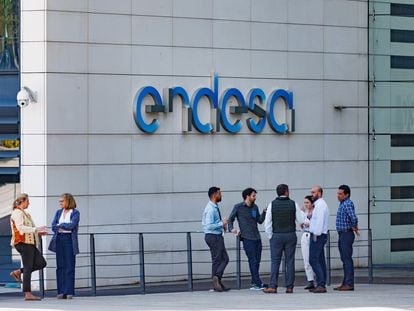 Un grupo de personas frente a la sede de Endesa