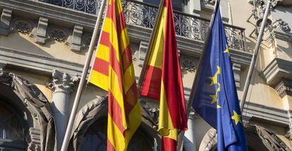 Edificio del puerto de Barcelona, con banderas de Catalu&ntilde;a, Espa&ntilde;a y la UE.