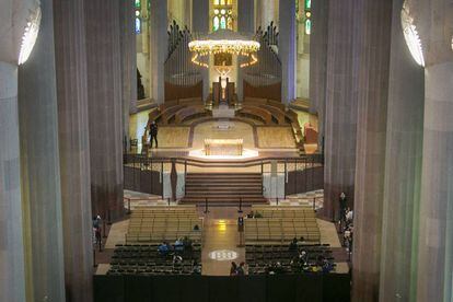 La Sagrada Familia ha colocado biombos para separar la zona que perforar&aacute; junto al altar.