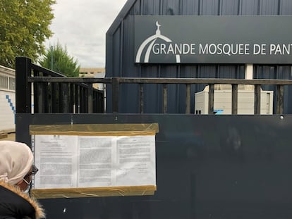 Una mujer lee la orden de clausura de la mezquita de Pantin
