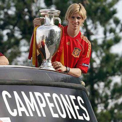 Fernando Torres sostiene la Copa en el autobús que trasladaba a la selección a Colón.