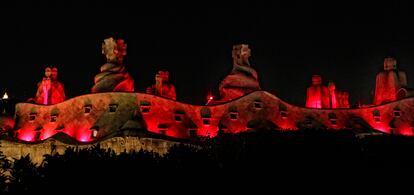 La terraza del edificio de la Casa Milà-La Pedrera, Barcelona, iluminada de rojo durante el Día Mundial del Sida.