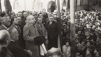 Francesc Macià, de perfil y primero por la izquierda, y Manuel Azaña, con sombrero en la mano, en Girona.