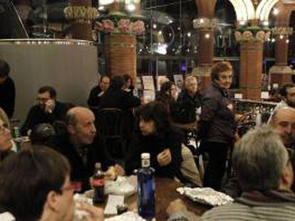 Unos cincuenta trabajadores de la función pública durante su encierro esta tarde en el Palau de la Música de Barcelona para protestar contra los recortes en los servicios públicos de sanidad, educación y administración, una protesta organizada por la Plataforma Sindical Unitaria.