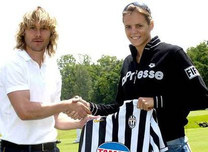 Laura Manaudou, con Nedved del Juventus, ayer en Turín.