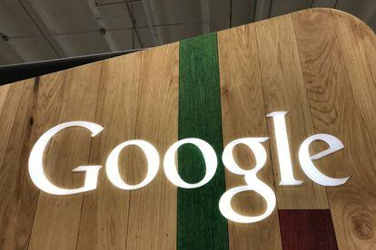 Logotipo de Google en una tienda en Los Ángeles, California