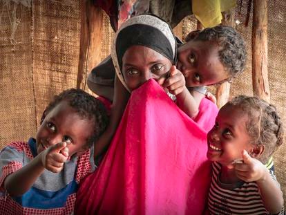 Khadija Musa posa con sus hijos en casa, en Sudán, en octubre de 2022.