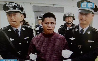 Imagen del vídeo de la televisión china CCTV que muestra a uno de los condenados a muerte en el momento de ser trasladado al patíbulo.
