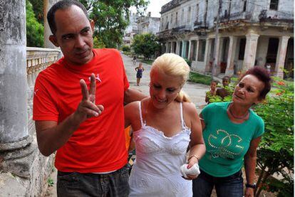 Darsi Ferrer regresa a su casa acompañado por su esposa, Yusnaimy Jorge, y su madre, Mercedes Ramírez.