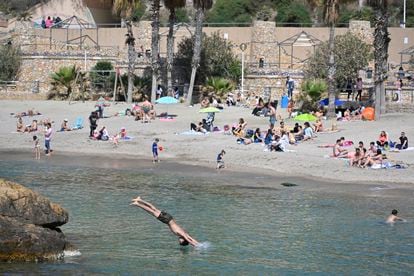 Un hombre se tira al agua aprovechando las altas temperaturas, el 11 de marzo, en Murcia. 