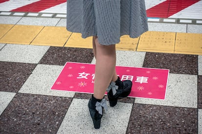 Una mujer espera en un andén del metro de Tokio.