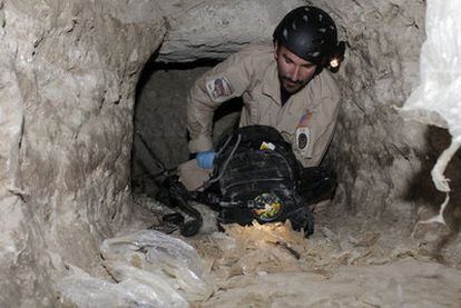 Un agente inspecciona el 'narcotúnel' que une Tijuana con California a su paso por San Diego.