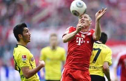 Schweinsteiger despeja un balón ante el Borussia.
