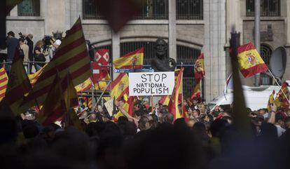 Un grupo de participantes acuden a la manifestación convocada por Societat Civil Catalana el pasado domingo.