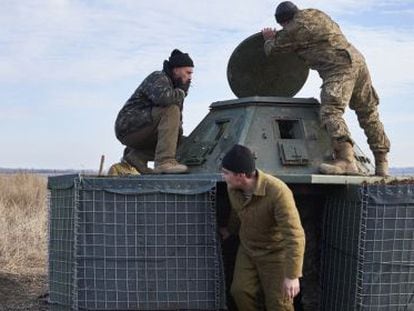 Unos soldados ucranios refuerzan ayer un refugio en la l&iacute;nea de frente, en Pavlopil.
