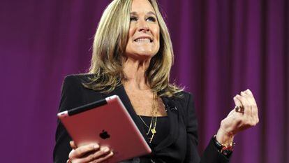 Angela Ahrendts, cuando era directiva de Burberry en 2011 con un iPad.