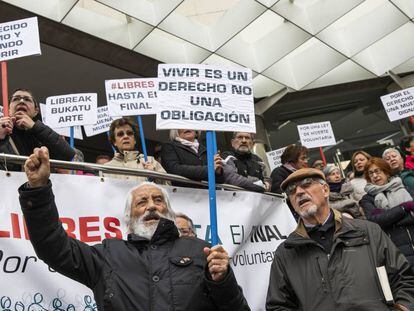 Concentración en apoyo a Ángel Hernández y a favor de la eutanasia frente a los juzgados de Plaza de Castilla este viernes.