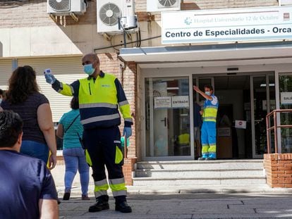 Vecinos de Usera esperan su turno para hacerse una prueba PCR en el centro de especialidades del barrio de Orcasitas.