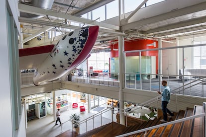 Vista panorámica interior de Googleplex, las oficinas de Google, Inc. en Mountain View, California.