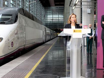 La ministra de Fomento, Ana Pastor, junto al presidente de Renfe, Pablo V&aacute;zquez, durante un acto relacionado con el servicio ferroviario de alta velocidad.