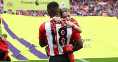 Jermain Defoe sujeta en brazos a Bradley Lowery, en un partido disputado en mayo. 