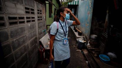 Imagen: Wannisa Manatham se prepara para ir al trabajo. Vive en Bangkok, capital de Tailandia, en un barrio muy afectado por el crimen y las drogas. A su familia le está impactando de lleno la crisis del coronavirus pues, junto con su tío, es la única adulta de la familia que no perdido el trabajo. Por Diego Azubel. Vídeo: La historia de Wannisa, Maya y Leonarda y Wannisa, tres mujeres de tres países distintos a quienes la pandemia de covid-19 ha afectado de lleno.