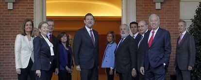 Foto de familia del presidente del Gobierno, Mariano Rajoy, y sus ministros, en el palacio de La Moncloa, en diciembre de 2011. 