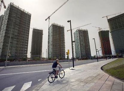 Torres Europa construidas por Martinsa Fadesa, hoy en suspensión de pagos, en la plaza Europa de L? Hospitalet de Llobregat (Barcelona).