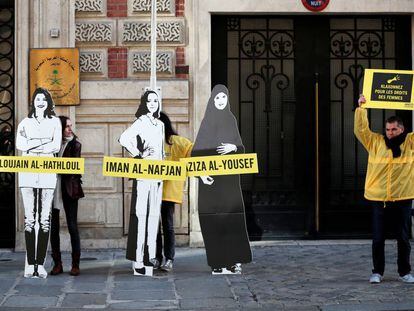 Varios activistas de Amnistía Internacional protestan contra las detenciones de feministas saudíes el 8 de marzo ante la Embajada de Arabia Saudí en París.