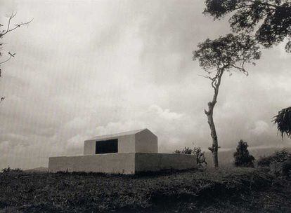 <i>Monte Vaea, isla Upolu, Samoa, 1987</i>, foto de la tumba de Robert Louis Stevenson tomada por Simone Sassen e incluida en <i>Tumbas de poetas y pensadores.</i>