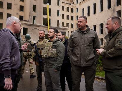 Volodímir Zelenski este domingo durante su visita a Járkov.