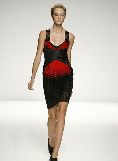 Una modelo desfila con el vestido de Narciso Rodríguez para el próximo verano.