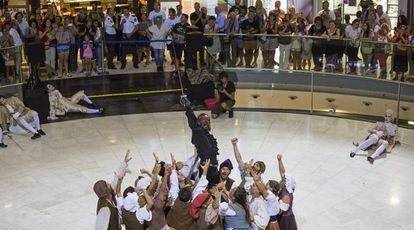 Un momento de la &#039;flashmob&#039; que pudo verse en el centro comercial las Arenas de Barcelona para promocionar &#039;Scaramouche&#039;.