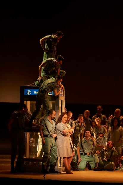 La ‘mezzo’ Clémentine Margaine cantando la famosa habanera de ‘Carmen’, rodeada por figurantes y miembros del Coro del Gran Teatro del Liceo.