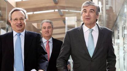 El consejero delegado de Gas natural, Rafael Villaseca (i), y el nuevo presidente ejecutivo de Gas Natural Fenosa Francisco Reynés (D), durante la presentación de resultados 2017 en Madrid. 