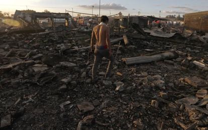Un hombre camina entre los escombros del mercado San Pablito, en Tultepec.