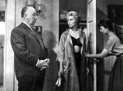 El director brit&aacute;nico Alfred Hitchcock junto a la actriz  Janet Leigh en el rodaje de &lsquo;Psicosis&rsquo; (1960).