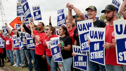 Trabajadores del sindicato United Auto Workers (UAW) de una fábrica de General Motors en Delta Township (Michigan), durante la huelga, en una imagen de septiembre pasado.