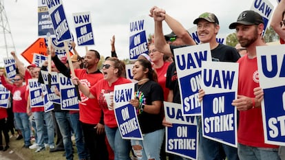 Trabajadores en huelga del sindicato United Auto Workers (UAW) de una planta de General Motors en Delta Township, el pasado 29 de septiembre.