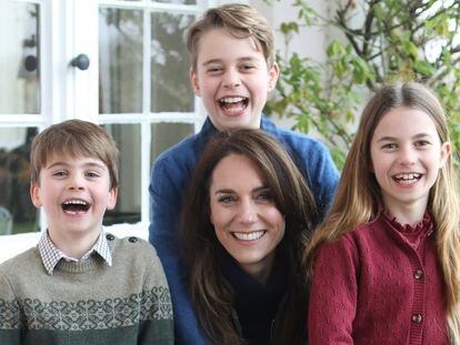 Kate Middleton con sus hijos Jorge, Carlota y Luis, en una imagen difundida por el palacio de Kensington este domingo. Después de la difusión de esta fotografía, la princesa de Galés reconoció haberla retocado.