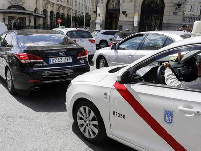 Taxis y veh&iacute;culos de alquiler con conductor (VTC) coinciden en las calles de Madrid.